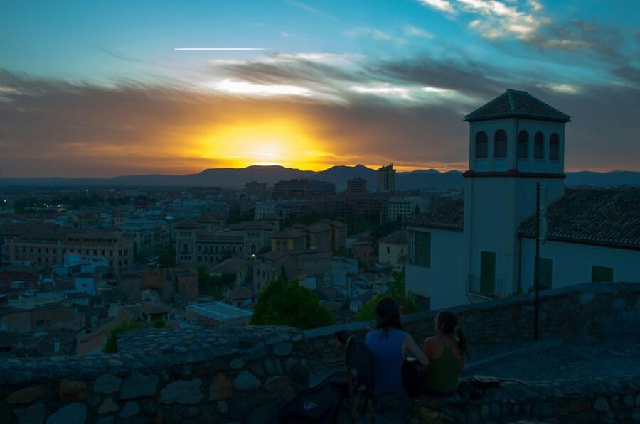Granada: Albaicín and Sacromonte Sunset Tour & Flamenco Show - Should you book the Albaicín and Sacromonte sunset tour?
