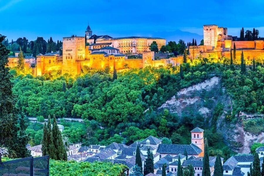 Granada: Albayzin and Sacromonte Walking Tour - Starting from Plaza Nueva
