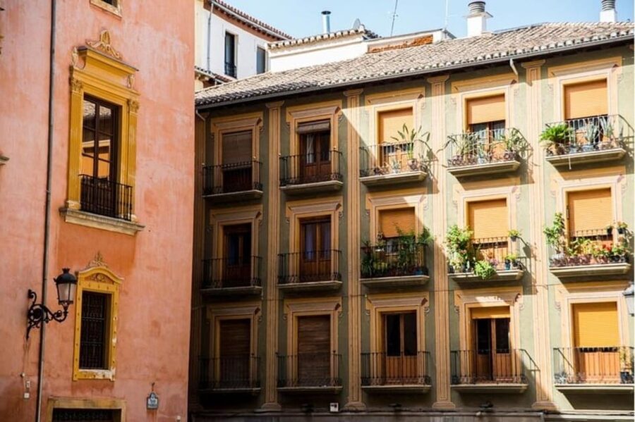 Granada: Albayzin and Sacromonte Walking Tour - Entering Albayzín’s narrow lanes