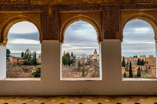 Granada: Alhambra, Albaicin and Sacromonte Guided Tour - Guides who make the palace visit easier
