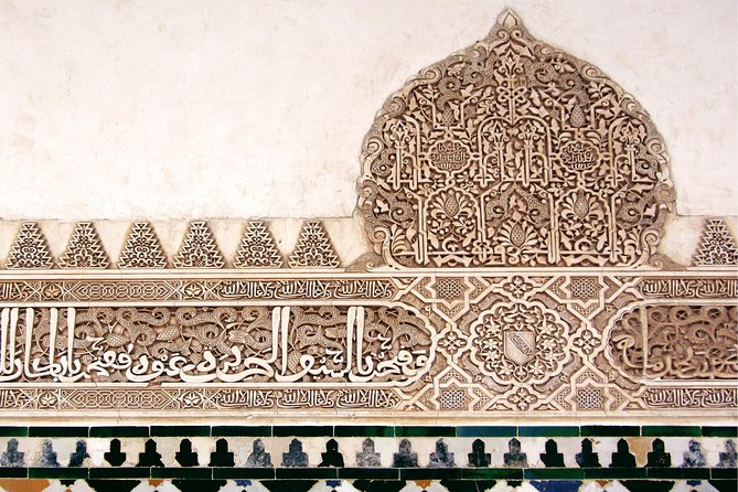 Granada: Alhambra, Albaicin and Sacromonte Guided Tour - The Albaicin walk and its hilltop views