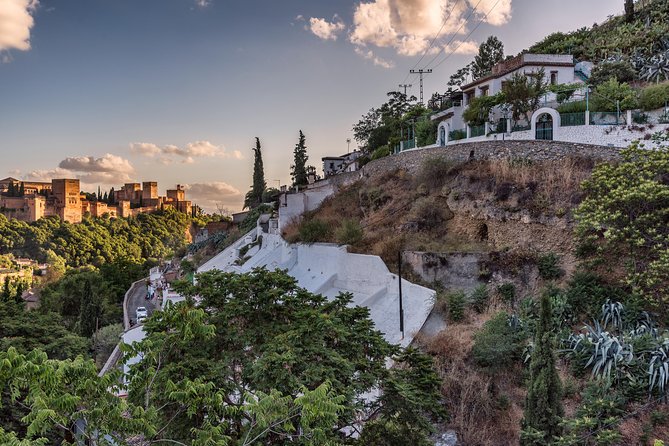 Granada: Alhambra, Albaicin and Sacromonte Guided Tour - Timing, group size, and practical planning