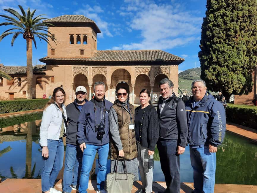 Granada: Alhambra and City Private Tour - The coffee break between hill and city