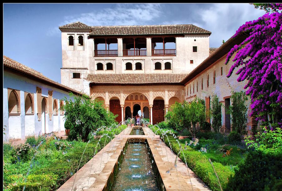 Granada: Alhambra and Generalife Garden Ticket & Guided Tour - Generalife Gardens: an hour among water and flowers