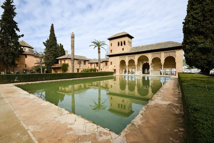 Granada: Alhambra and Generalife Garden Ticket & Guided Tour - How the bilingual guiding affects the pace