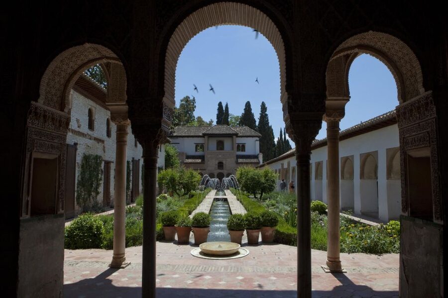 Granada Alhambra and Generalife Gardens Experience Tour - The guide makes the difference