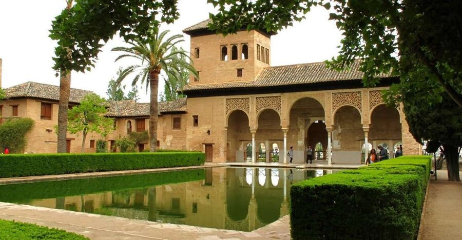 Granada: Alhambra and Generalife Gardens Guided Tour - Why the Guide Matters So Much