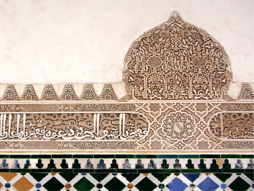 Granada: Alhambra and Generalife Private Fast-Track Tour - Palace of Charles V, 15 minutes of sharp contrast