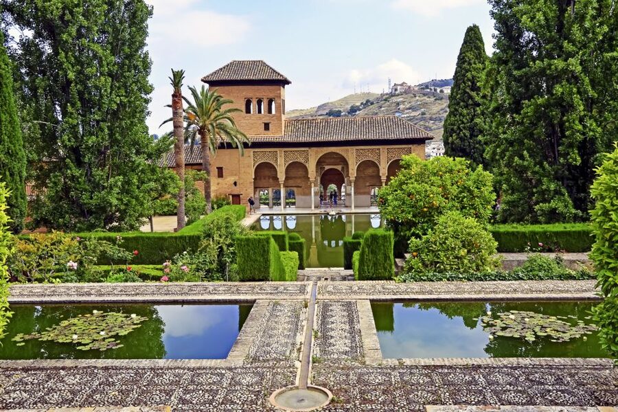 Granada: Alhambra and Generalife Private Fast-Track Tour - Nasrid Palaces, 90 minutes of the main event