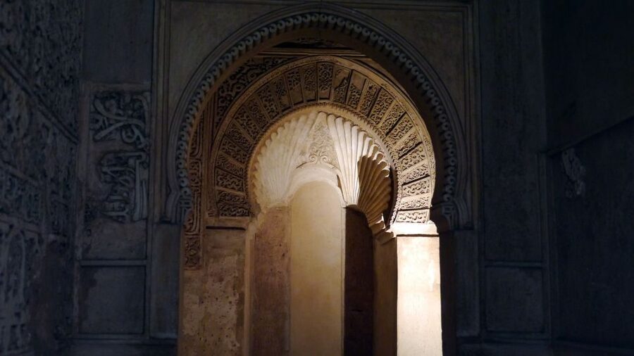 Granada: Alhambra and Generalife Private Fast-Track Tour - Small details that make the visit smoother