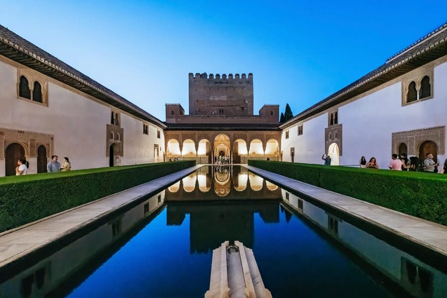 Granada: Alhambra and Nasrid Palaces Guided Tour at Night - Key points at a glance