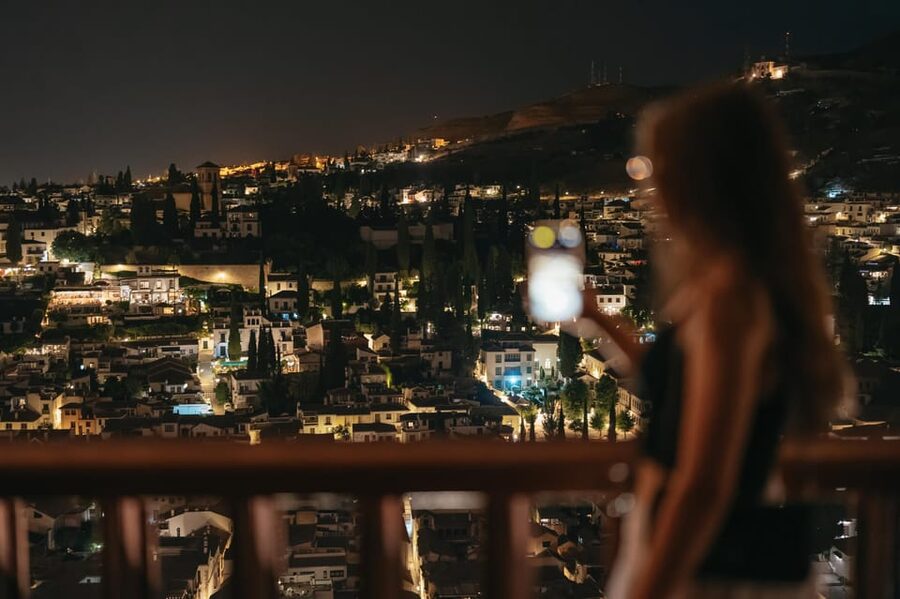 Granada: Alhambra and Nasrid Palaces Guided Tour at Night - Why the Alhambra is better at night