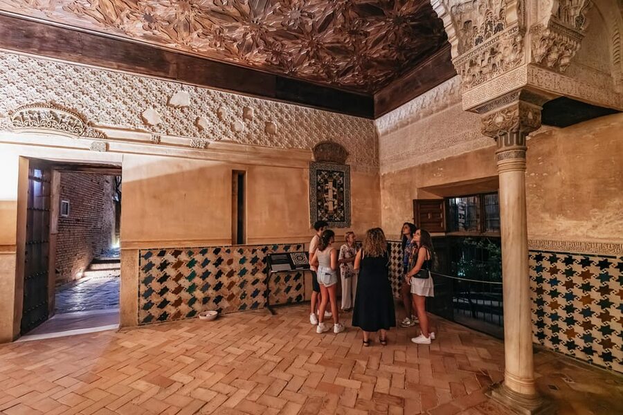 Granada: Alhambra and Nasrid Palaces Guided Tour at Night - Charles V Palace: a sharp change in style