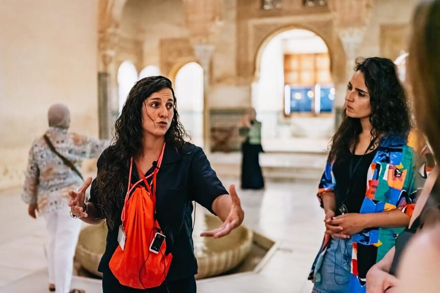 Granada: Alhambra and Nasrid Palaces Guided Tour at Night - Inside the Nasrid Palaces for 75 minutes