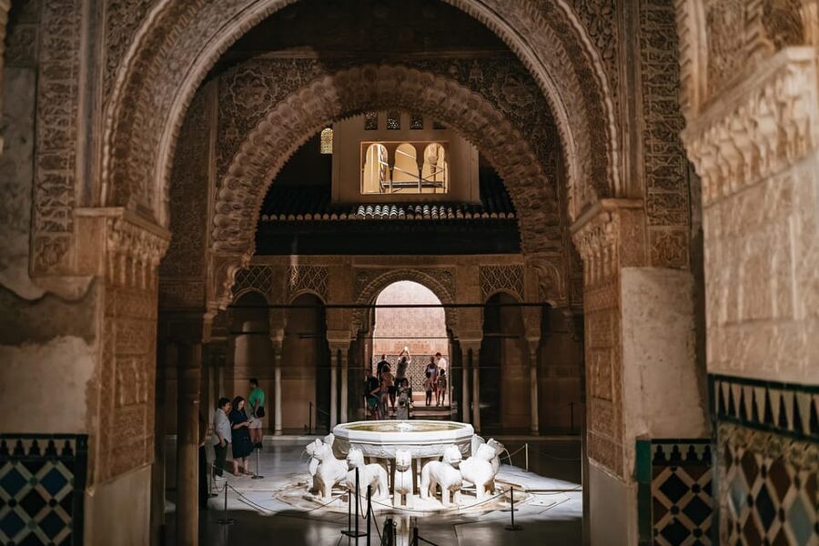 Granada: Alhambra and Nasrid Palaces Guided Tour at Night - What the evening light shows you