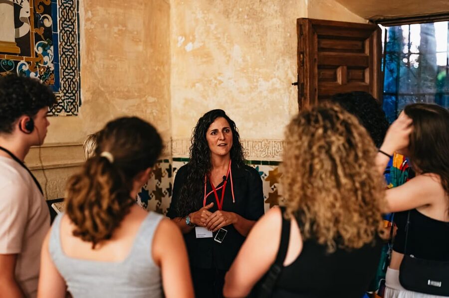 Granada: Alhambra and Nasrid Palaces Guided Tour at Night - Practical details that can save you trouble