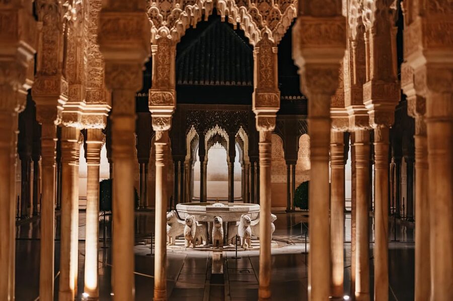 Granada: Alhambra and Nasrid Palaces Guided Tour at Night - Beginning at the Justice Gate