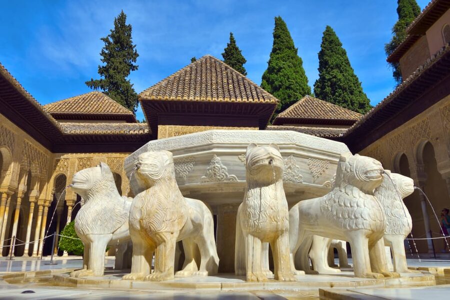 Granada: Alhambra and Nasrid Palaces Private Guide Tour - Meeting your guide and getting started