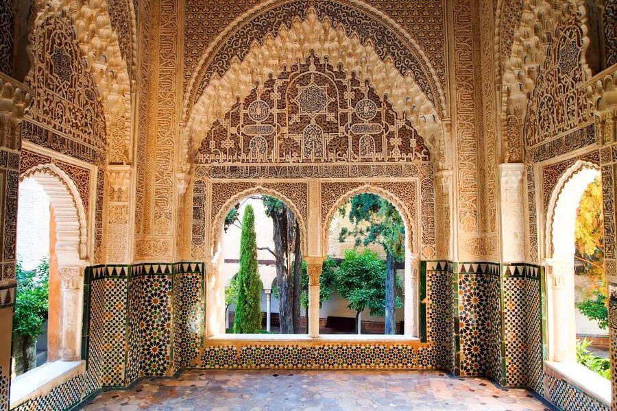 Granada: Alhambra and Nasrid Palaces Private Tour - What the guide adds to the experience