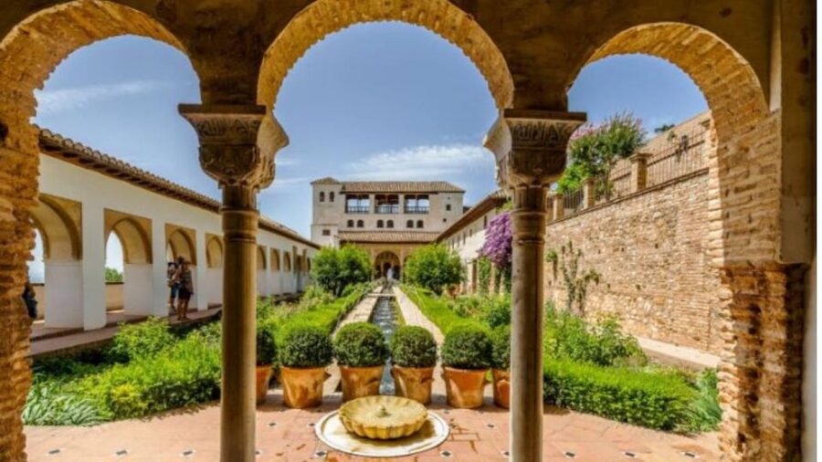 Granada: Alhambra and Nasrid Palaces Tour without Tickets - Generalife gardens and fountains