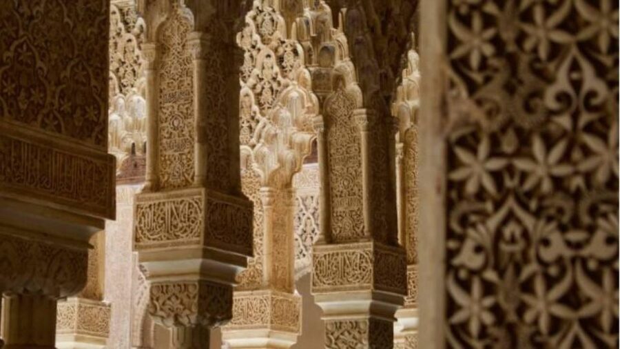 Granada: Alhambra and Nasrid Palaces Tour without Tickets - Guide quality and what to expect