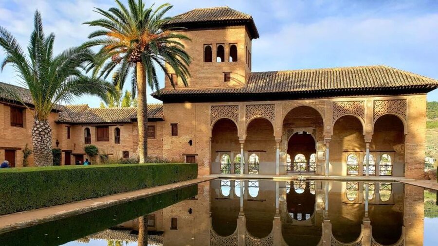 Granada: Alhambra and Nasrid Palaces Tour without Tickets - Who should book this Alhambra tour?