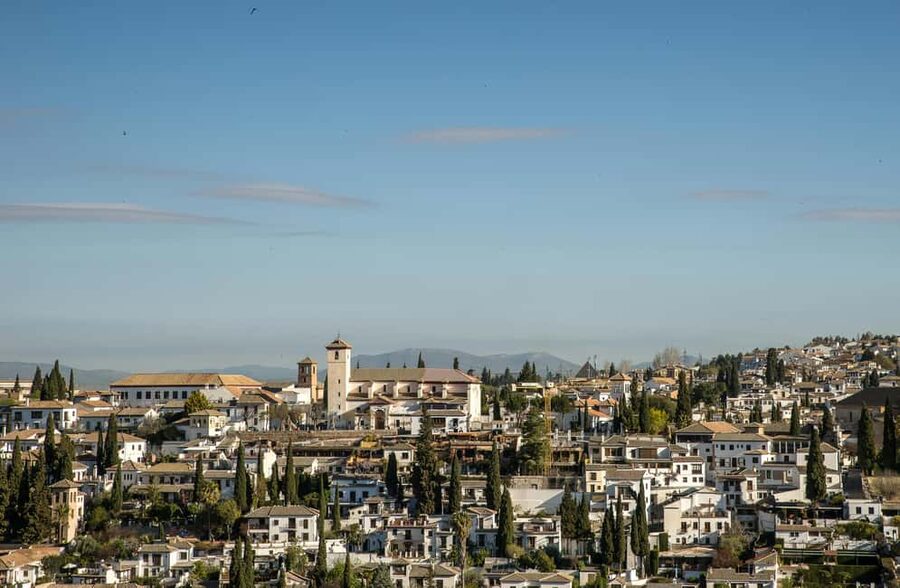 Granada: Alhambra, Cathedral, Royal Chapel and Albayzin tour - Guides, audio options, and the level of independence