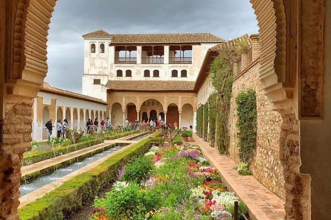 Granada: Alhambra Comlex + Nasrid Palaces + Alcazaba Guided Tour - Why the Alhambra deserves a guided visit