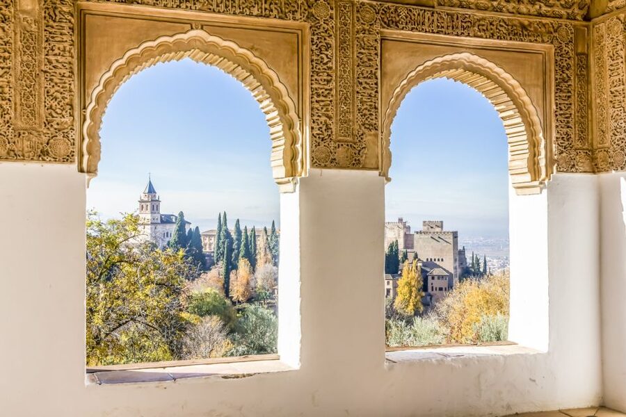 Granada: Alhambra Gardens, Generalife & Alcazaba Guided Tour - Guides, languages, and the audio system