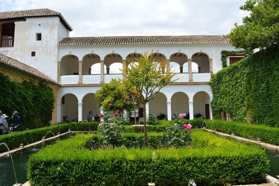 Granada: Alhambra Gardens, Generalife & Alcazaba Guided Tour - Following the Generalife’s Lower Gardens