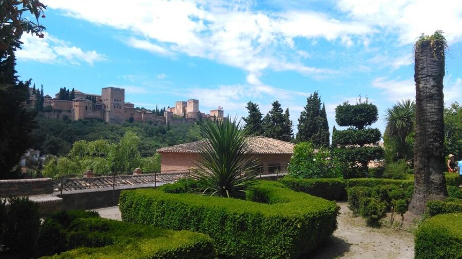 Granada: Alhambra Gardens, Generalife & Alcazaba Guided Tour - Seeing the Generalife Palace and High Gardens