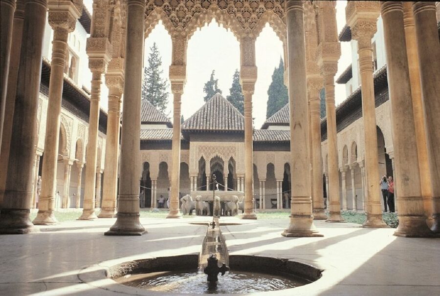Granada: Alhambra, Generalife & Albaicin Private Tour - San Nicolás and the view everyone wants