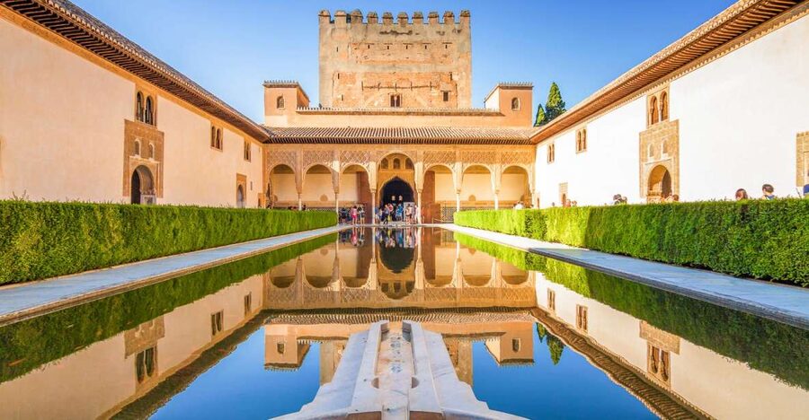 Granada: Alhambra, Generalife & Albaicin Private Tour - Sacromonte, Cuesta del Chapiz, and the walk downhill