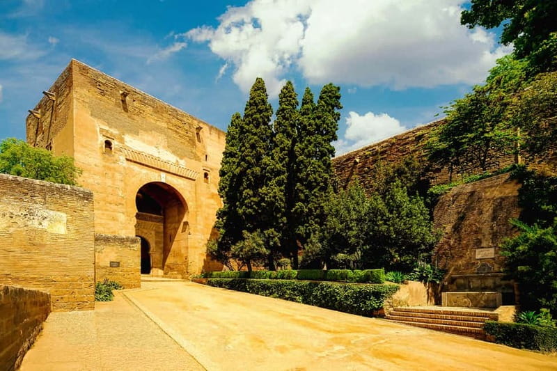 Granada: Alhambra, Generalife & Nasrid Palaces Guided Tour - El Partal and the quieter views