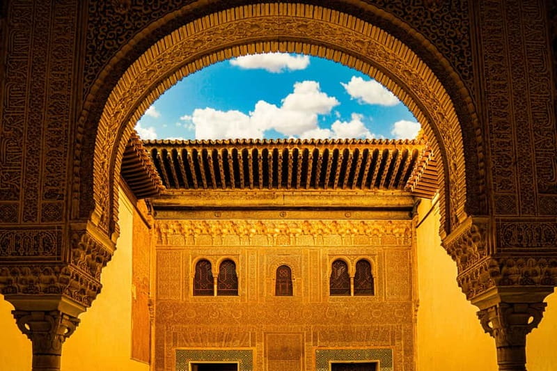 Granada: Alhambra, Generalife & Nasrid Palaces Guided Tour - Generalife Palace and the royal retreat