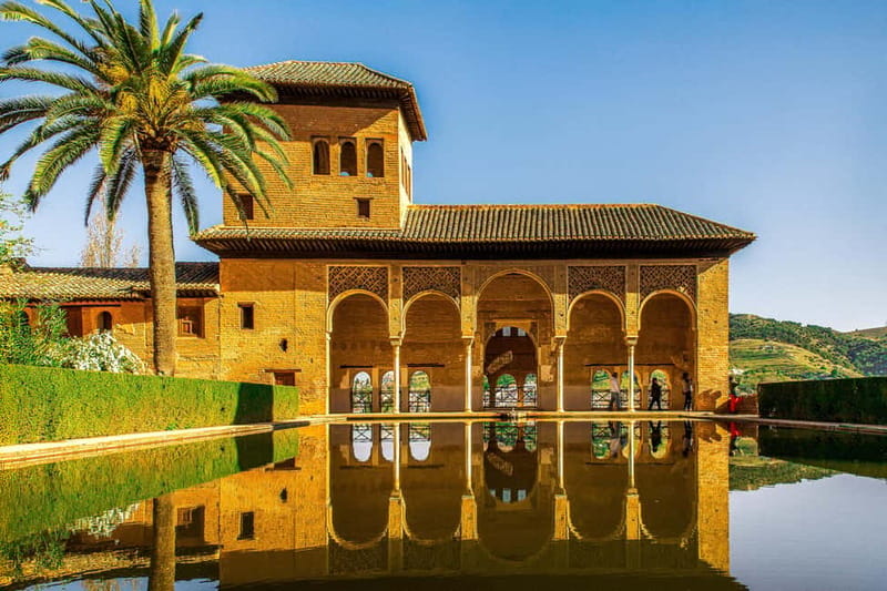 Granada: Alhambra, Generalife & Nasrid Palaces Guided Tour - Alcazaba: a self-guided finish