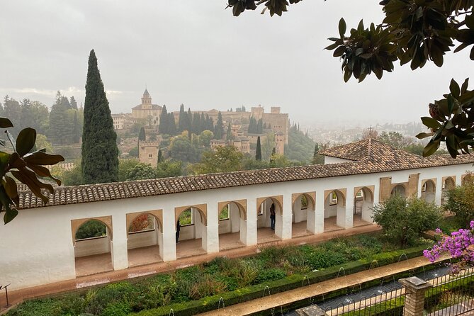 Granada Alhambra Group Tour includes Nazaries Palaces - How to prepare for the walking and crowds