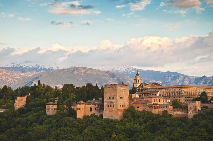 Granada: Alhambra Guided Tour with Nasrid Palaces - Generalife: fountains, terraces, and a calmer beginning
