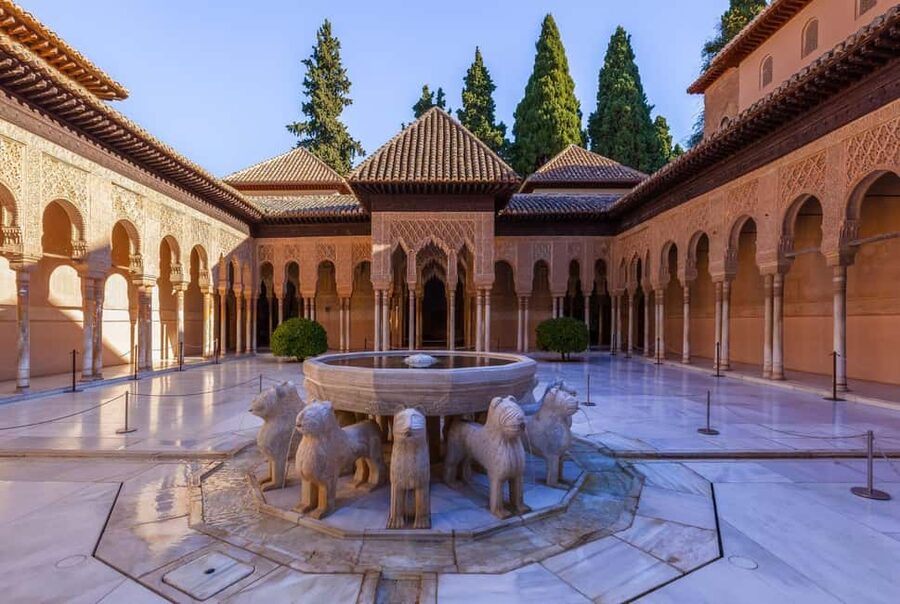 Granada: Alhambra Guided Tour with Nasrid Palaces & Gardens - Key points at a glance