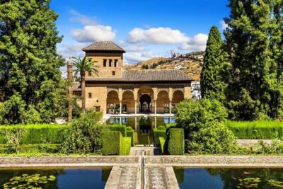Alhambra Guided Tour with Nasrid Palaces & Gardens