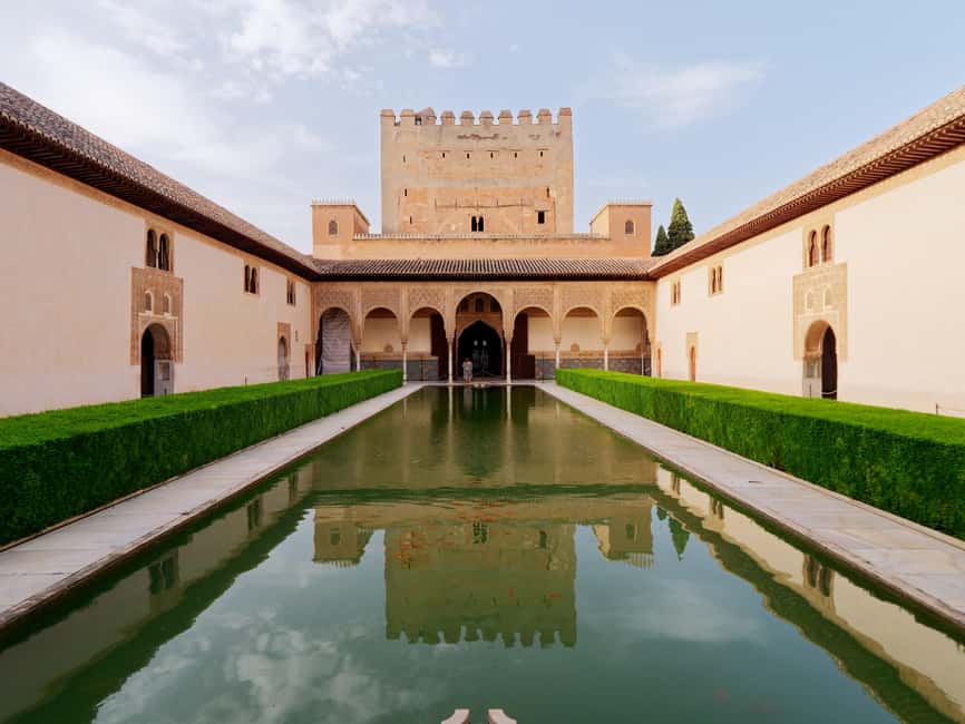 Granada: Alhambra Guided Tour with Nasrid Palaces & Gardens - Timing, meeting point, and what to bring