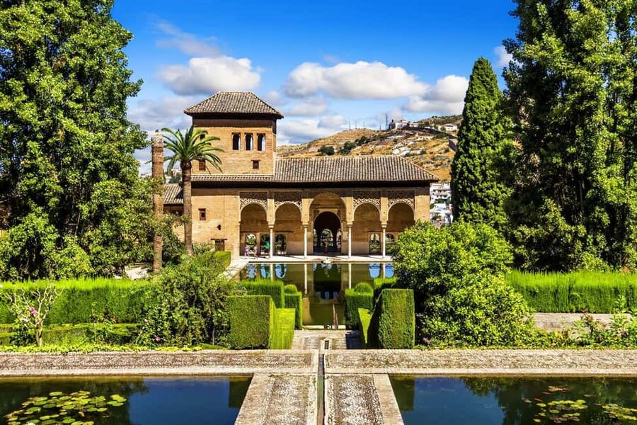Granada: Alhambra Guided Tour with Nasrid Palaces & Gardens - Starting at the hilltop citadel