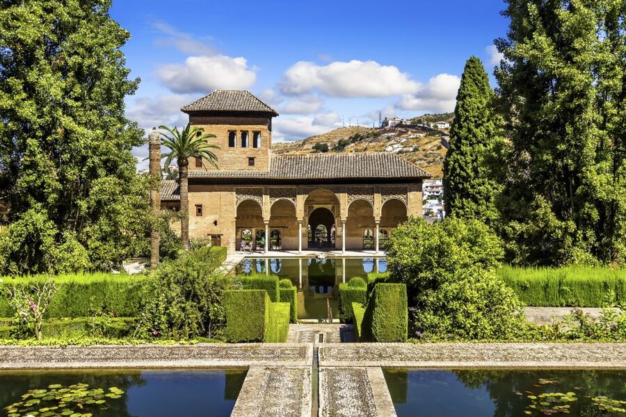 Granada: Alhambra, Nasrid Palaces, & Generalife Guided Tour - Meeting point, timing, and the details that matter