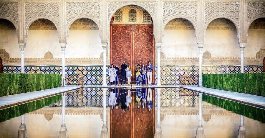Granada: Alhambra & Nasrid Palaces Small Group Guided Tour - Key points at a glance