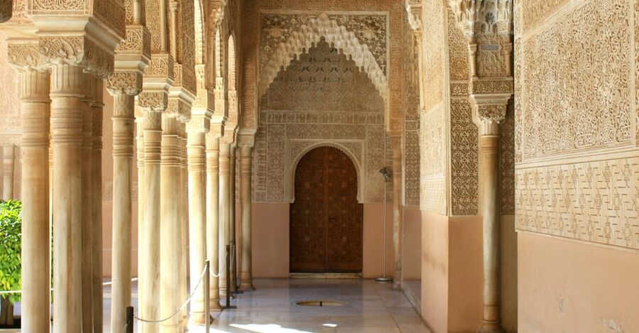 Granada: Alhambra & Nasrid Palaces Small Group Guided Tour - The guide can change the whole experience