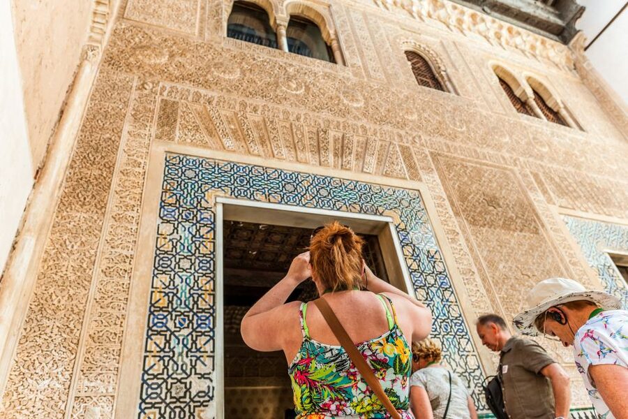 Granada: Alhambra & Nasrid Palaces Tour with Tickets - A three-hour route and its pace