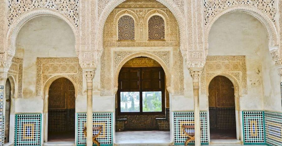 Granada: Alhambra Regular Tour - The Palace of Charles V in ten minutes