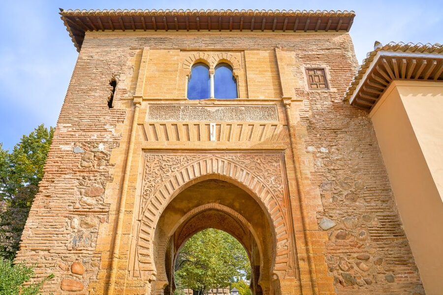 Granada: Alhambra Small Group Tour with Nasrid Palaces - Why a guide helps at the Alhambra