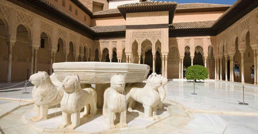 Granada: Alhambra Small Group Tour with Nasrid Palaces - Generalife gardens and the summer retreat