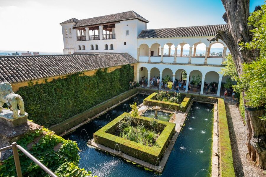 Granada: Alhambra Ticket and Guided Tour with Nasrid Palaces - Entering the Nasrid Palaces